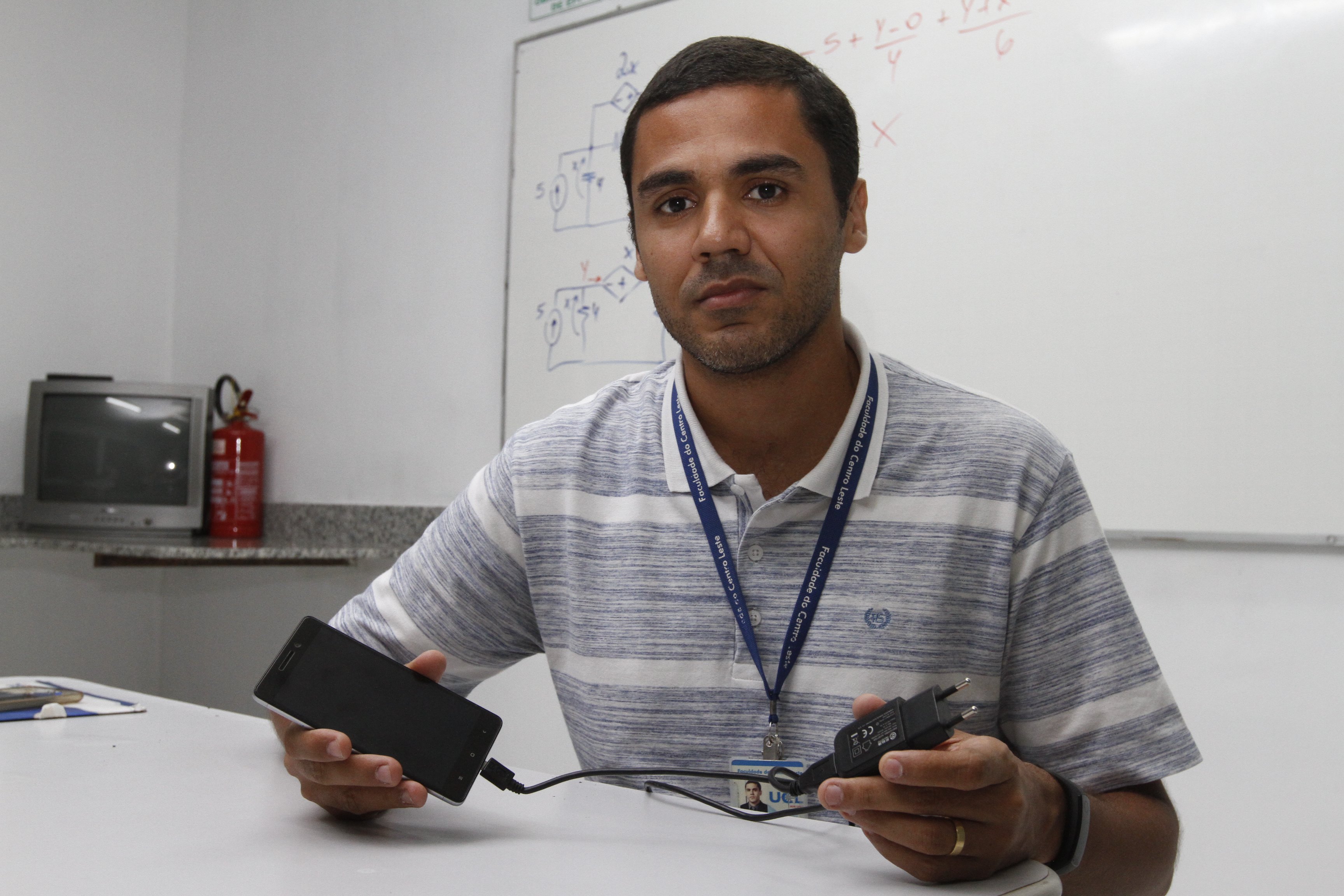 O engenheiro Rafael Leal afirma que o correto é manter o aparelho desligado enquanto ele estiver carregando (Foto: Rodrigo Gavini)