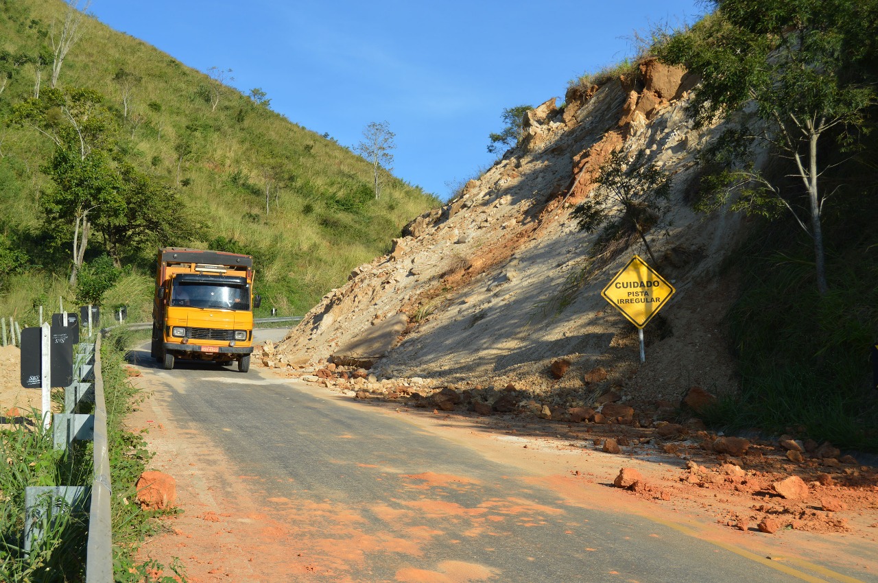 A pista já foi invadida pelo barranco, que cedeu. Foto: Alessandro de Paula