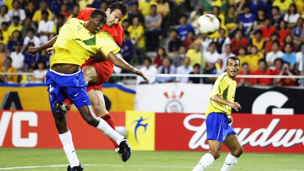 Roque Júnior e Marc Wilmots no lance que o juiz assinalou falta do atacante belga sobre o zagueiro brasileiro. (Foto: Divulgação)