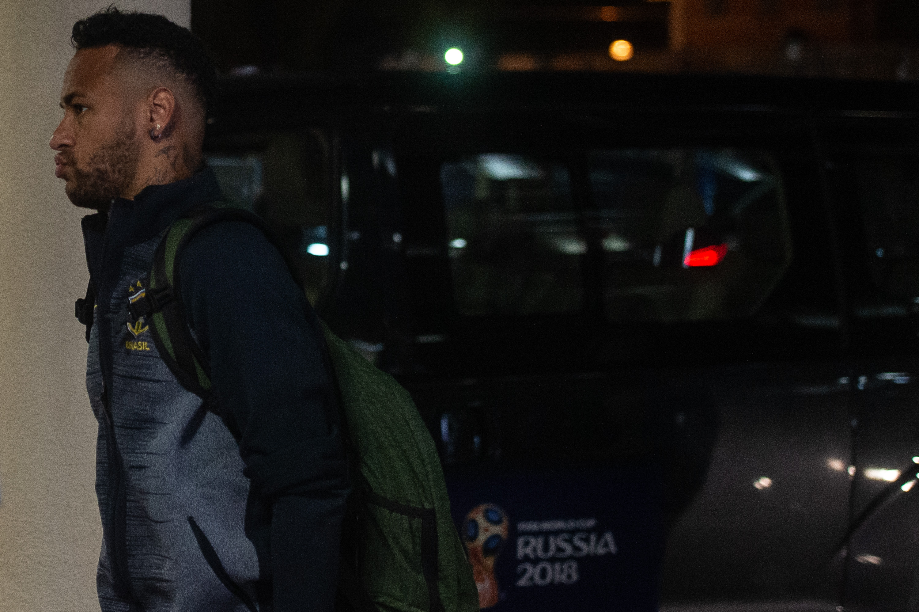 Neymar com cabelo novo na chegada a Samara (Foto: André Mourão/Mowa Press)