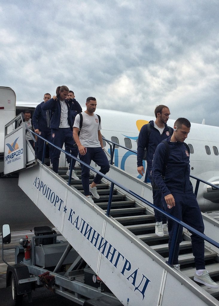 Seleção da Sérvia chegou nesta segunda à Rússia (Foto: Reprodução / Twitter)