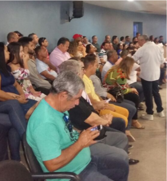 Seu Adilson na galeria vendendo as pipocas (Foto: Fabiana Tostes)
