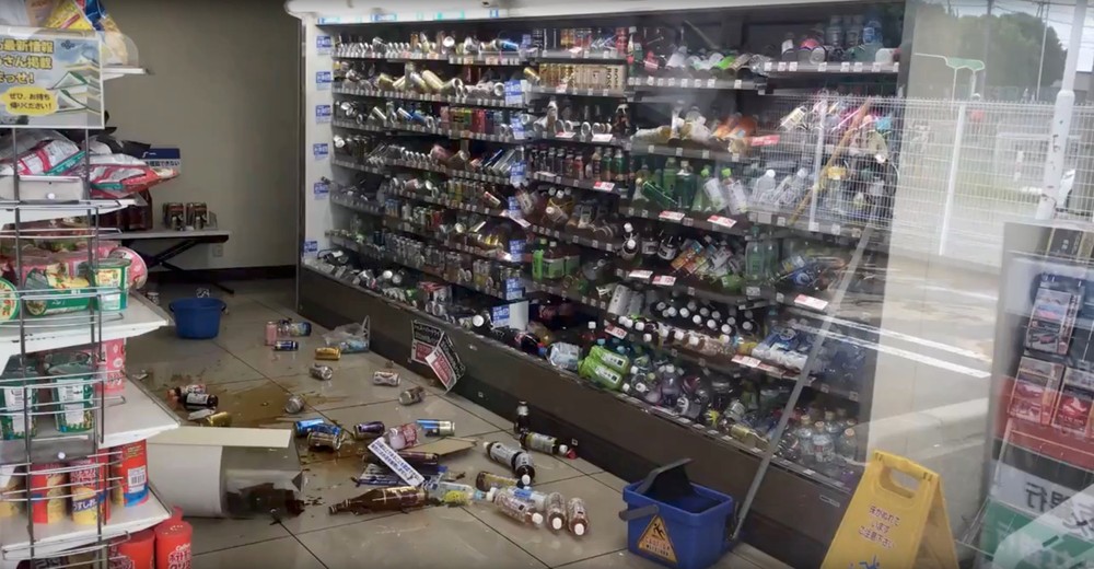 Garrafas quebradas no chão de mercado após terremoto em Osaka. (Foto: Reprodução/Twitter/@tw_hd)