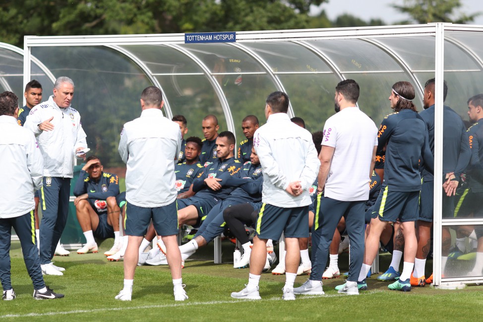 Tite e jogadores da Seleção durante treino no centro de treinamento do Tottenham, na Inglaterra. (Foto: Lucas Figueiredo/CBF)