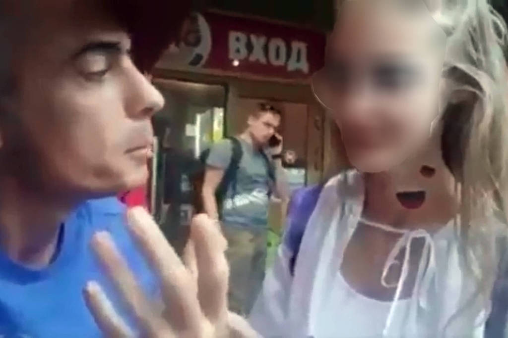 No video, o torcedor argentino, em espanhol, induz a jovem russa a proferir palavras de teor sexual. (Foto: Reprodução)