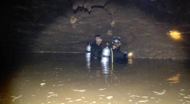 Profissionais e pessoas que conhecem o complexo de cavernas participam das buscas. (Foto: Reprodução/Facebook)