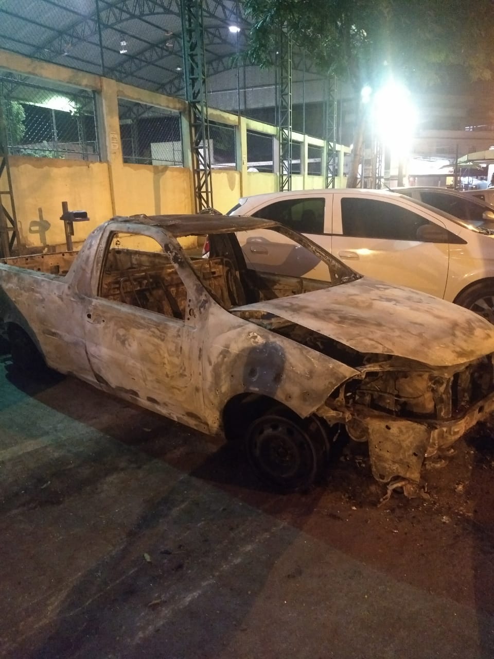 Criminosos assaltaram um entregador de botija de gás e ainda queimaram o veículo (Foto: Taís de Hollanda)