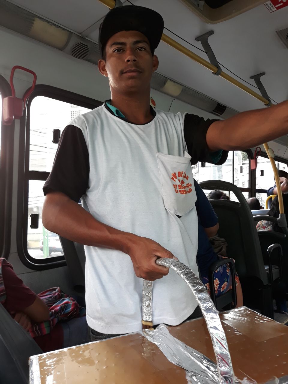 Há oito anos vendendo pão de queijo, Marlon sai de casa cedo e não consegue acompanhar aos jogos da Copa. (Foto: Thaísa Côrtes)