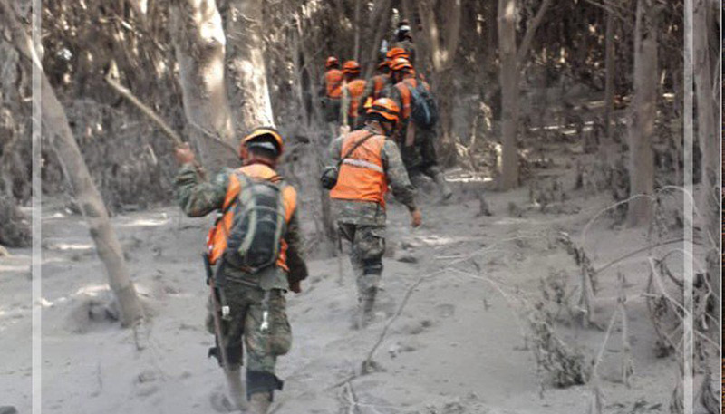 Soldados do Exército percorrem as áreas atingidas pelo vulcão (Foto: Twitter/Guatemala)