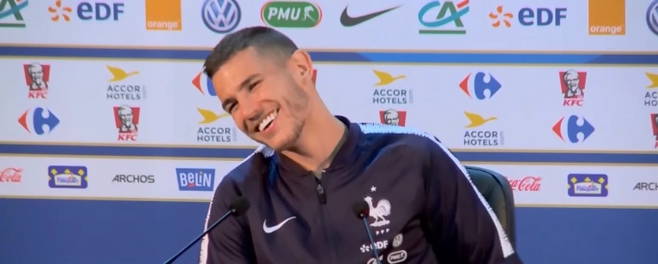 Lucas Hernández não demonstrou arrependimento e riu ao falar sobre o tema. (Foto: Reprodução)