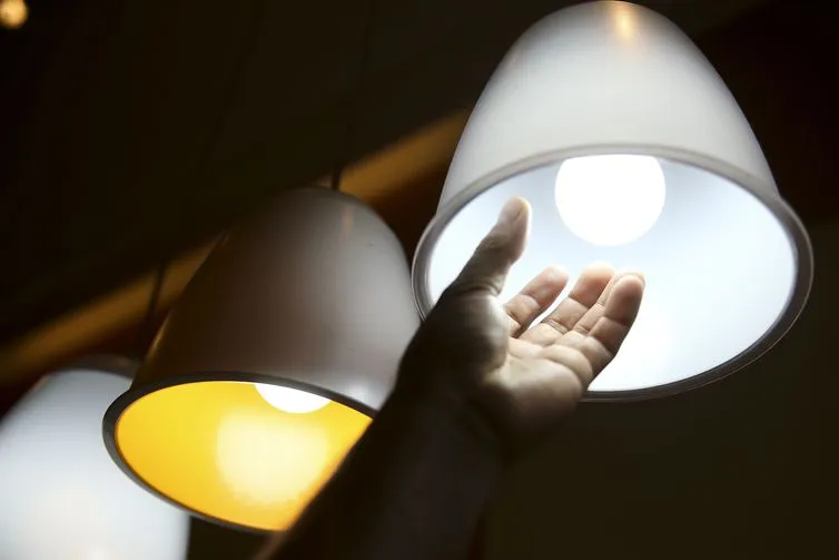 Imagem ilustrativa da imagem Governo deve anunciar novo valor da bandeira tarifária da conta de luz nesta terça