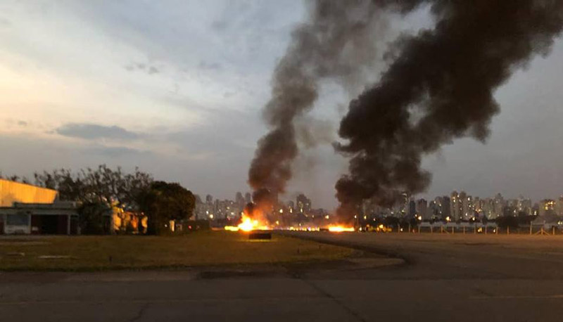 Queda do avião provocou um incêndio no Campo de Marte (Foto: Divulgação)