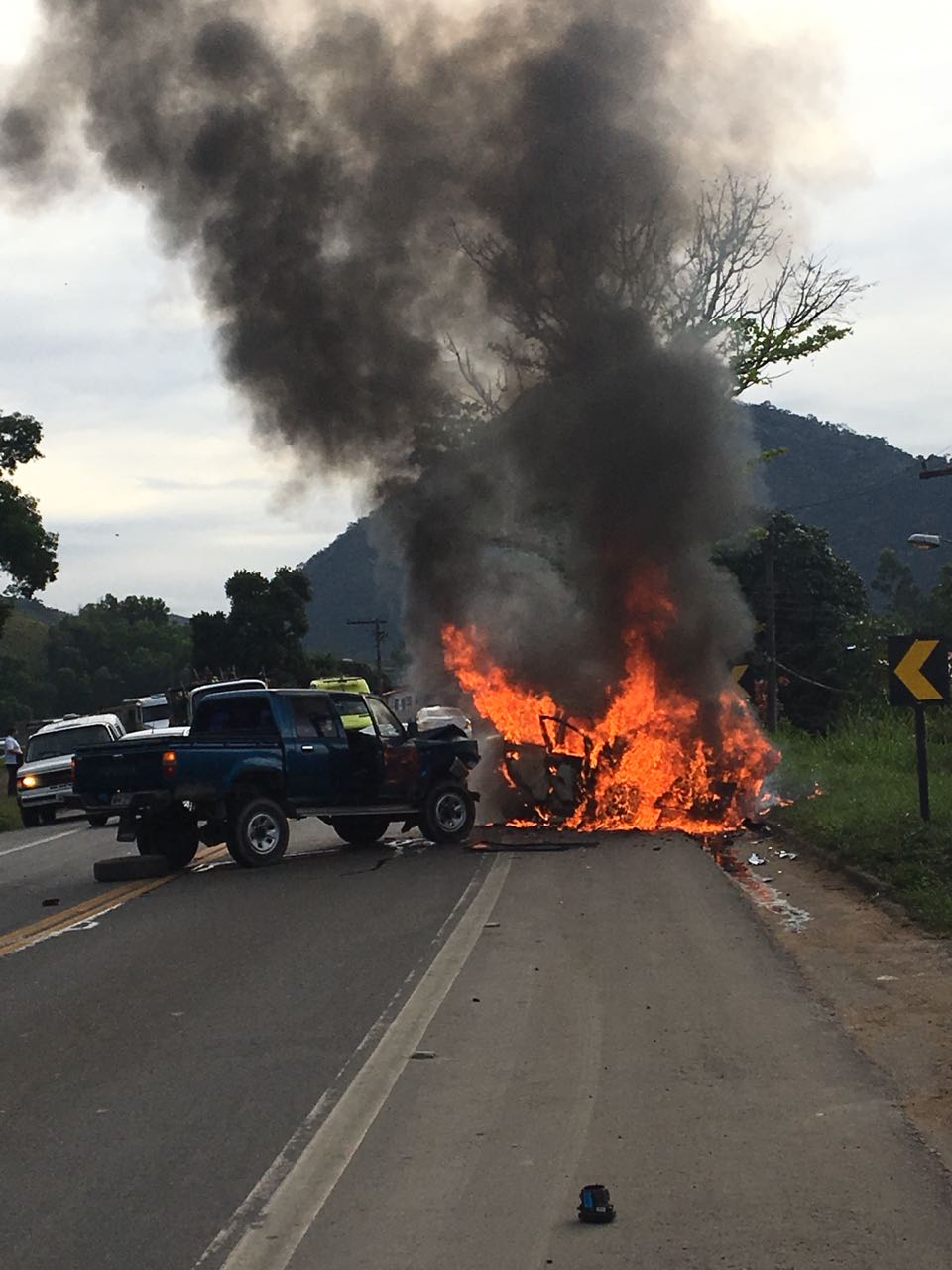 Carro pegou fogo após bater de frente com caminhonete. (Foto: Divulgação WhatsApp)