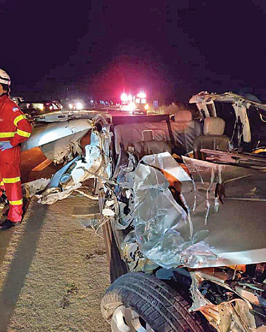 O veículo ficou destruído. (Foto: Reprodução/Facebook)