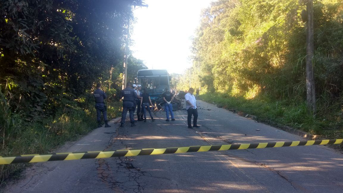 Acidente com ônibus do Transcol deixa quatro mortos (Foto: Simony Giuberti)