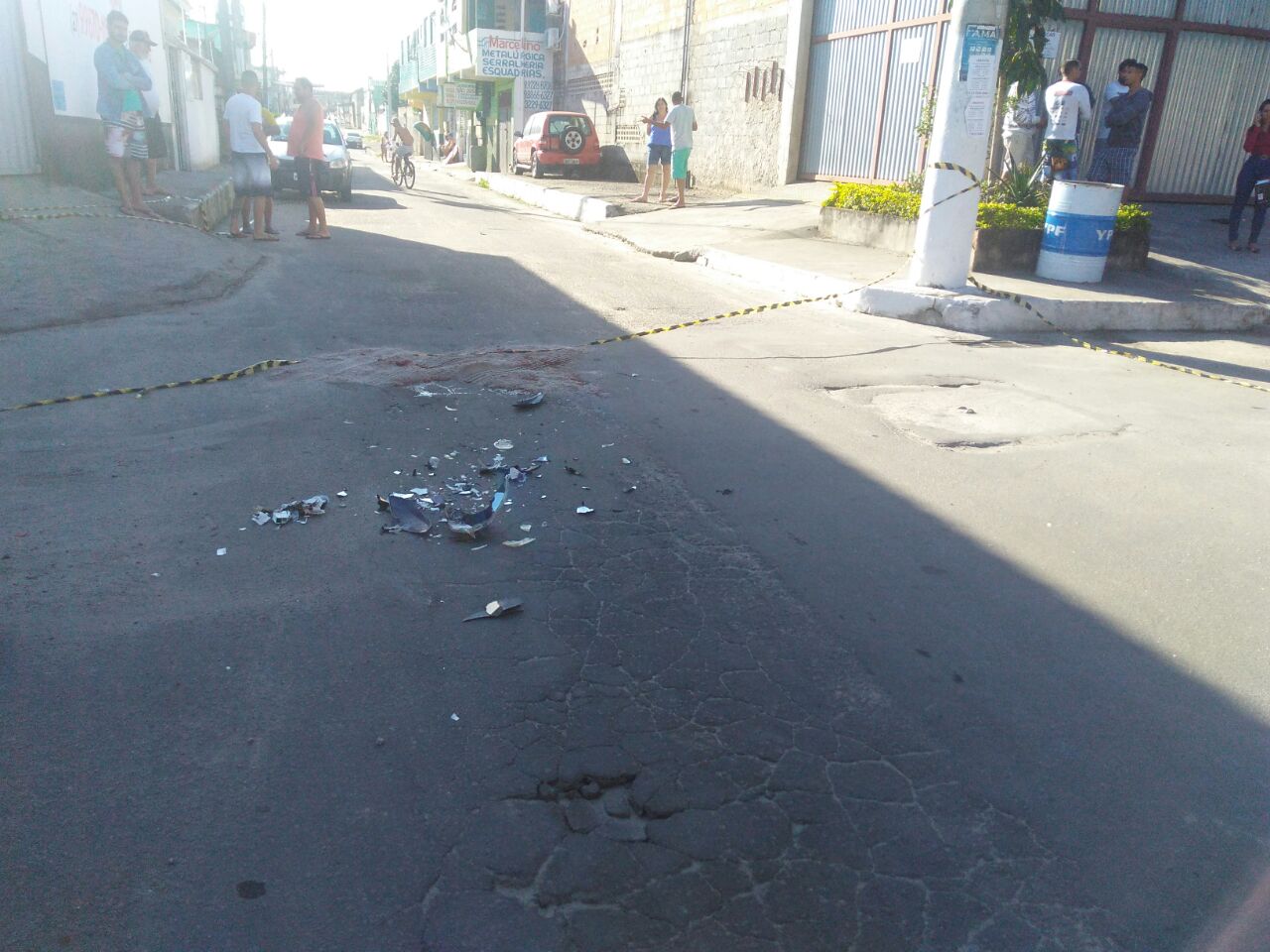 O local do acidente foi isolado para remoção do corpo. (Foto: Leone Oliveira)