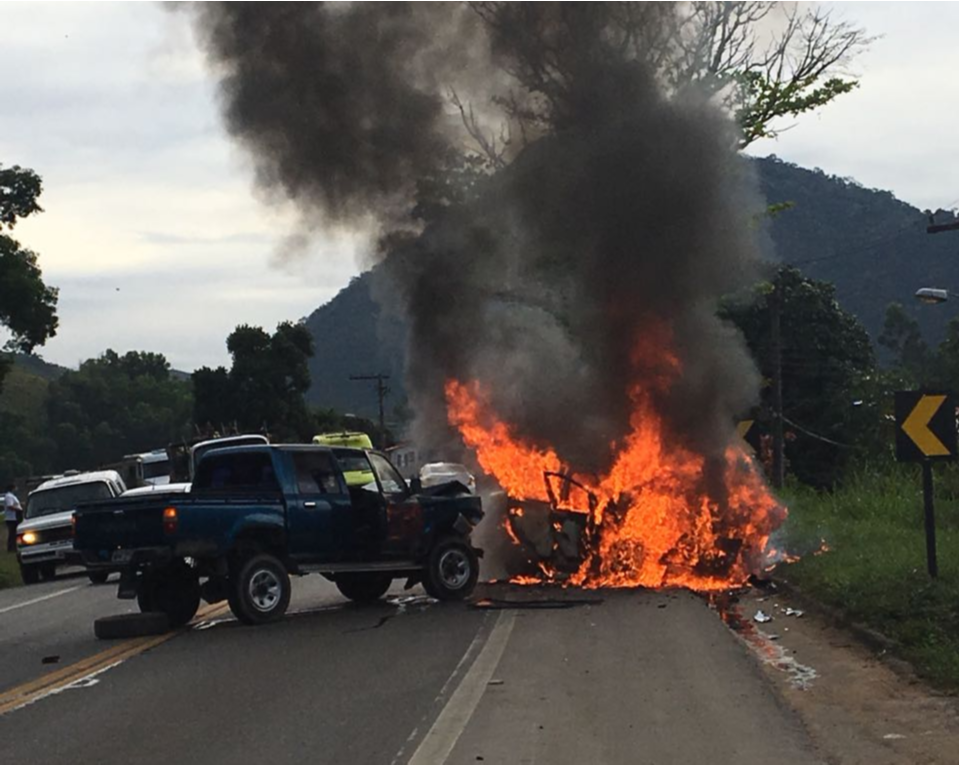 Após um acidente, um carro pegou fogo e uma pessoa morreu. (Foto compartilhada via WhatsApp)