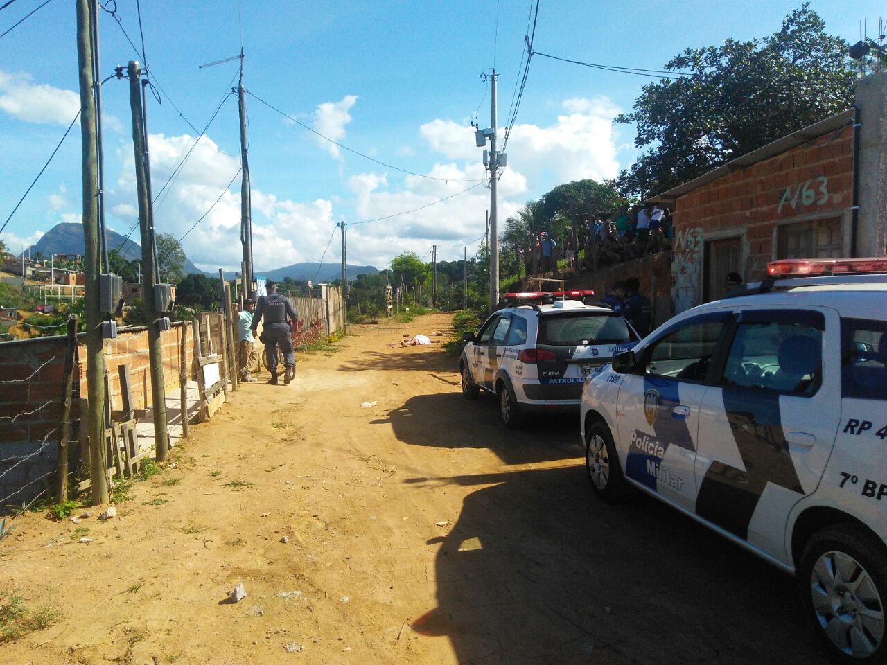 Corpo do jovem ficou caído no meio da rua (Foto: Divulgação)