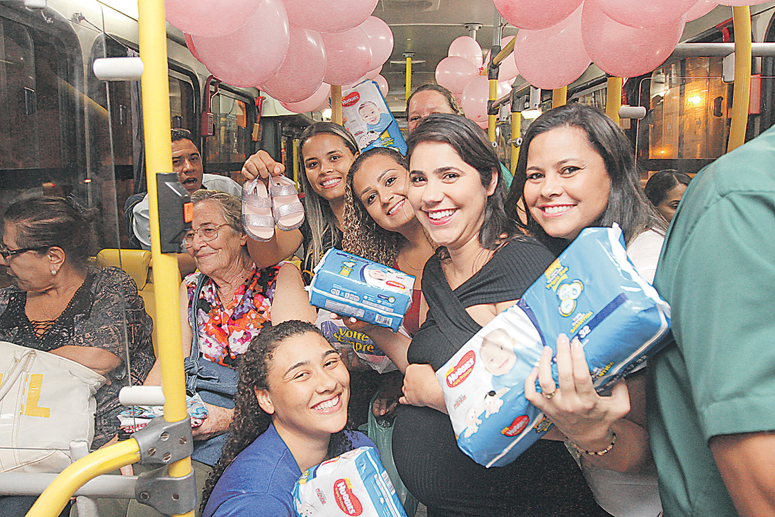 Adriana de Assis, grávida de 7 meses, ganhou chá de bebê no ônibus. (Foto: Dayana Souza)
