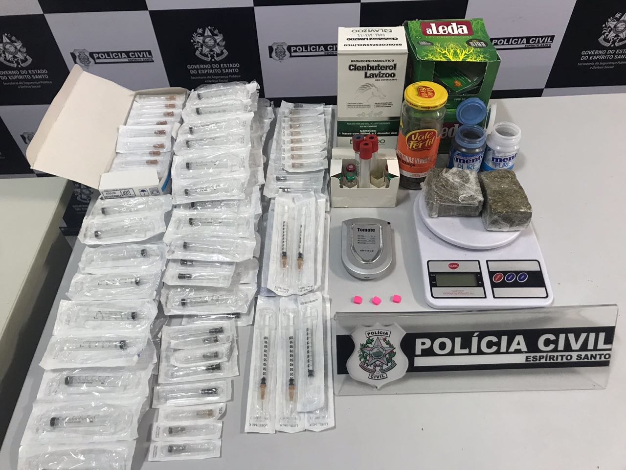 Material apreendido na cobertura em que o advogado mora. (Foto: Divulgação Sesp)