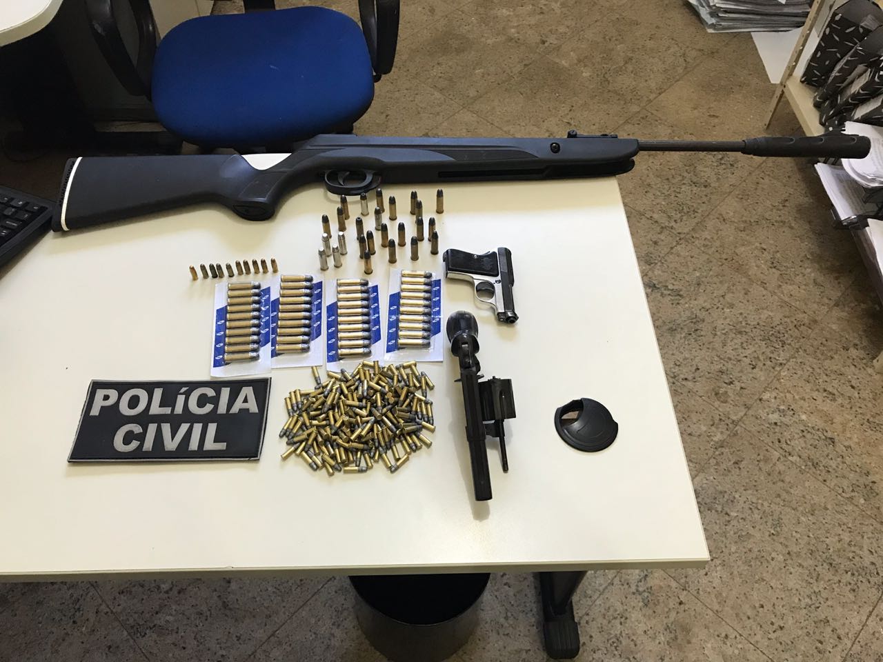 Herivelto também foi autuado em flagrante delito, pois na residência foram encontradas armas e munições. (Foto: Sesp)