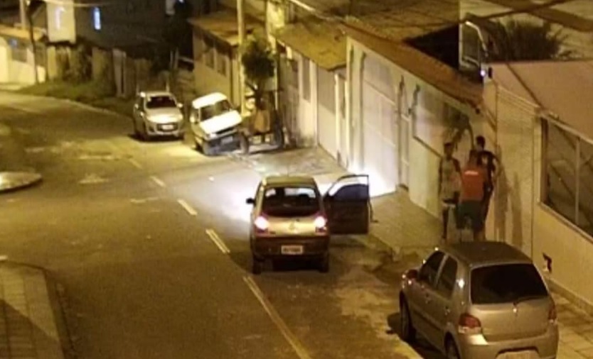 Os bandidos cometiam crimes na região há algum tempo. A ação deles foi registrada por câmeras de videomonitoramento instaladas por moradores. (Foto: Reprodução/Facebook)