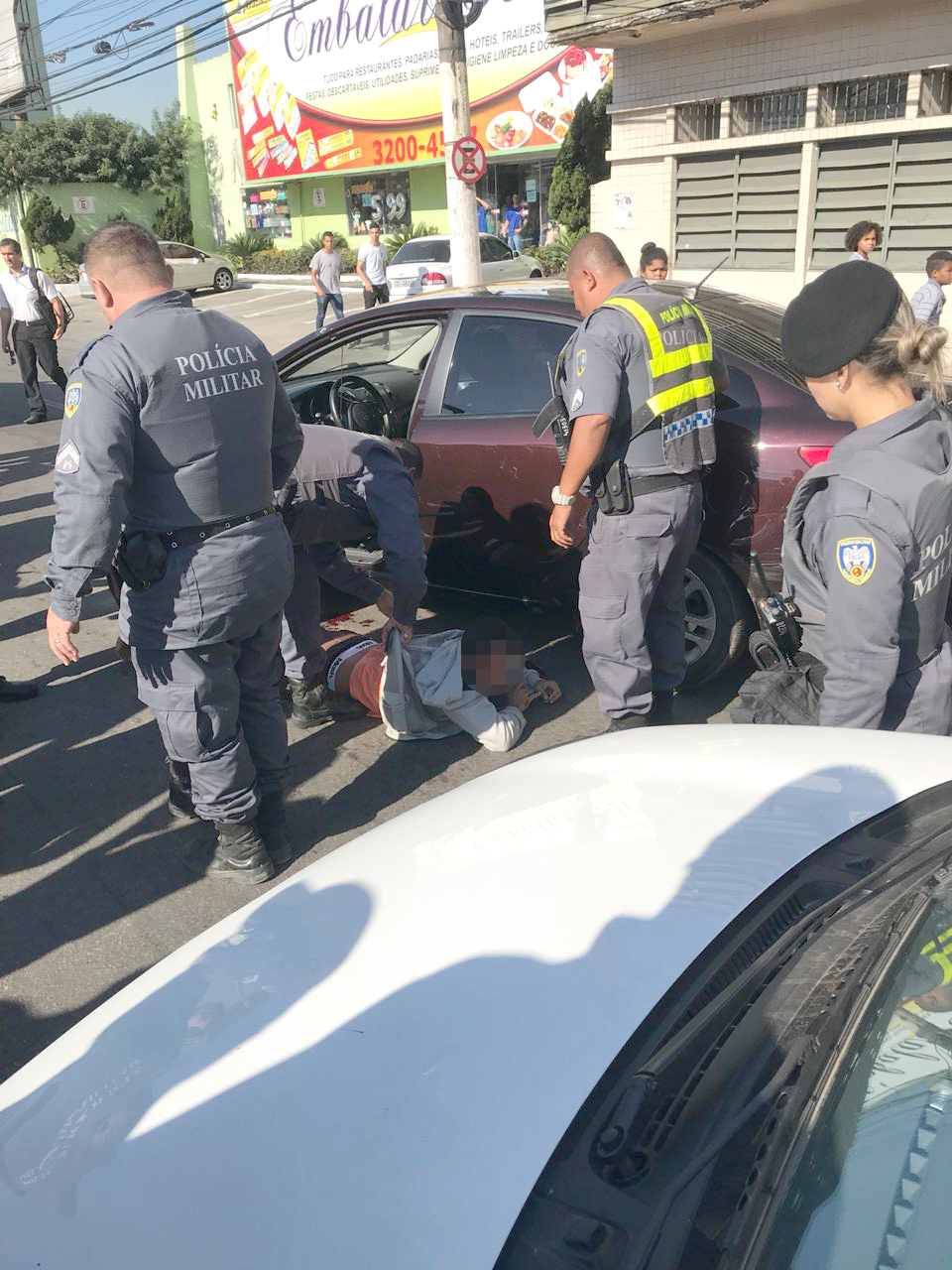Policiais deteram assaltante no bairro Glória, em Vila Velha (Foto: TV Tribuna)