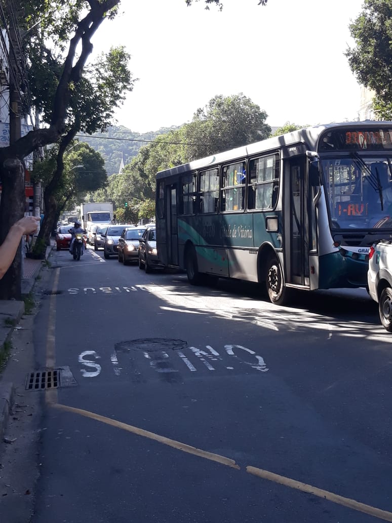 Trânsito parado mesmo com sinal aberto. (Foto: Thaísa Côrtes)