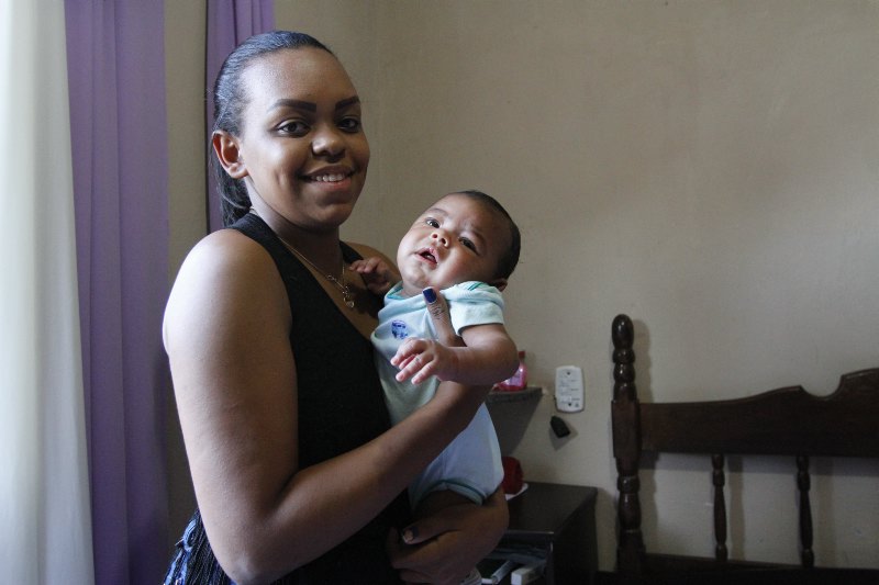 Larissa, de 19 anos, com o filho Murilo, de dois meses. (Foto: Rodrigo Gavini/AT)