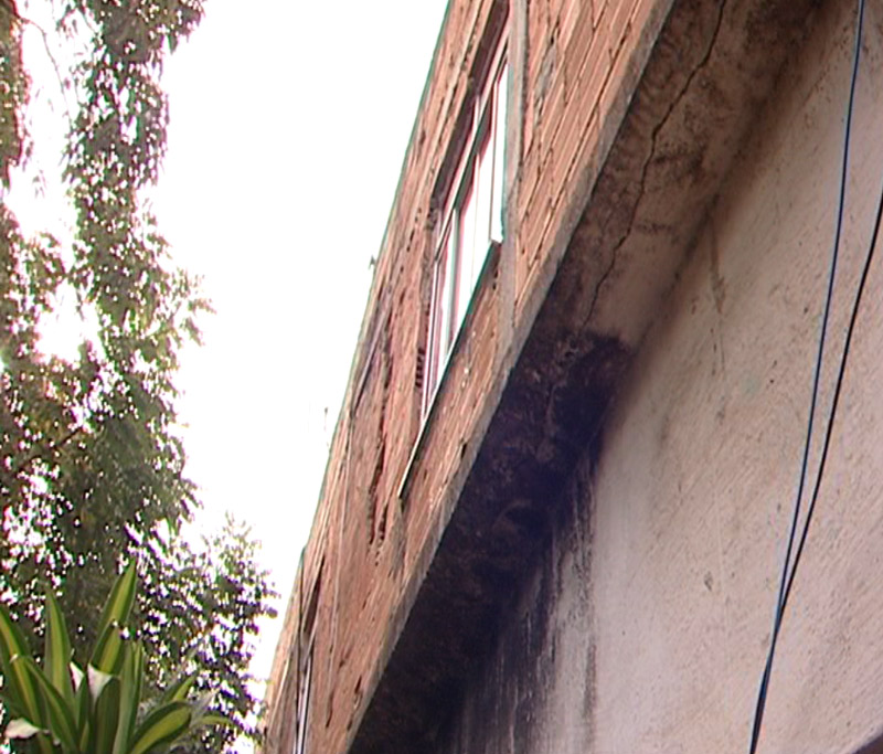 Menino caiu da janela do apartamento, que fica no segundo andar (Foto: Reprodução TV Tribuna)