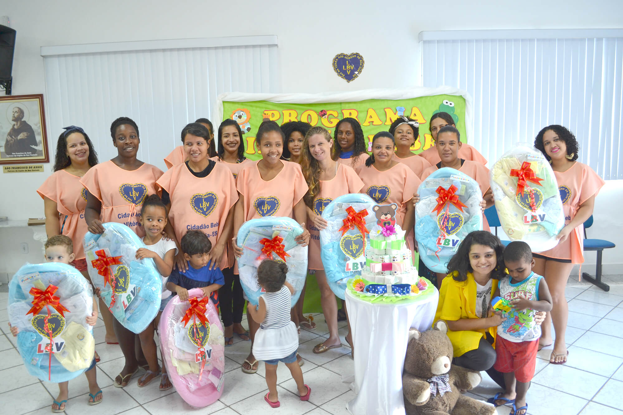 Entrega dos kits no encerramento do último curso de gestantes.