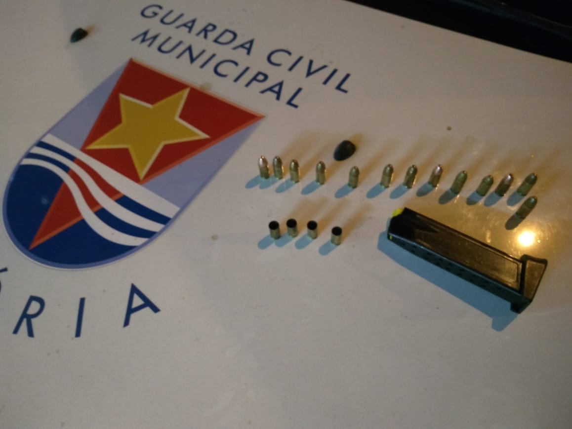 Na fuga, os bandidos deixaram cair um carregador de pistola com munições. No local do crime, foram recuperados quatro estojos deflagrados. (Foto: Guarda Municipal de Vitória)