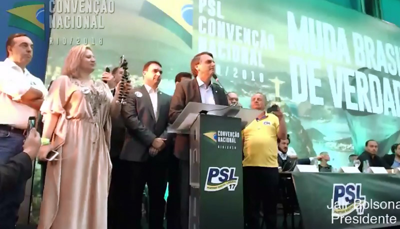 Carlos Manatto, de amarelo, acompanhou a convenção do PSL (Foto: Divulgação / Facebook)