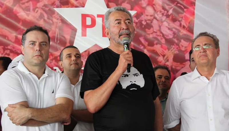 Renan Calheiros (à direita) esteve na convenção do PT ao lado de Renan Filho (à esquerda) e de Paulão (ao centro) (Foto: Divulgação / Facebook)