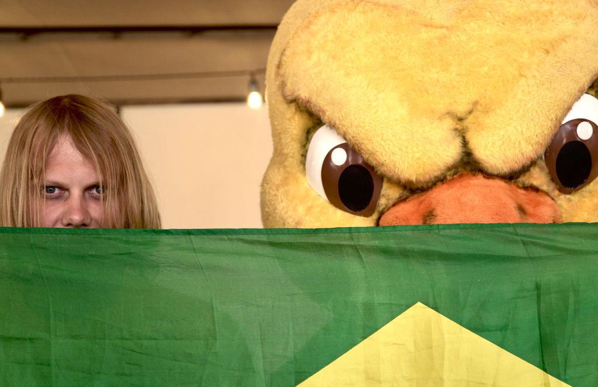 Yuri Torski e o Canarinho repetiram a pose que deixou o russo famoso. (Foto: Reprodução/Twitter/CBF)