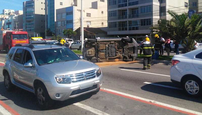 Agentes do Corpo de Bombeiros deram suporte a vítima (Foto: Divulgação / WhatsApp)