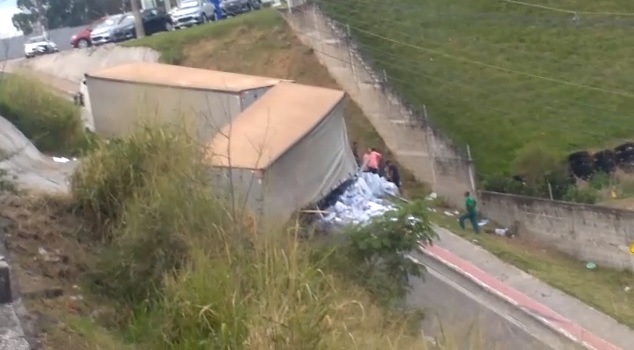 Carreta atravessada em pista na Serra. (Foto: Reprodução)