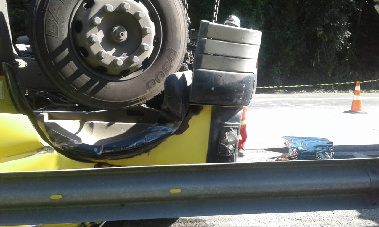 O acidente aconteceu no km 351, em Anchieta (Foto: Divulgação WhatsApp)