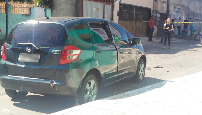 O veículo utilizado para o transporte de passageiros foi alvo do bandidos (Foto: Jéssica Cardoso/AT)