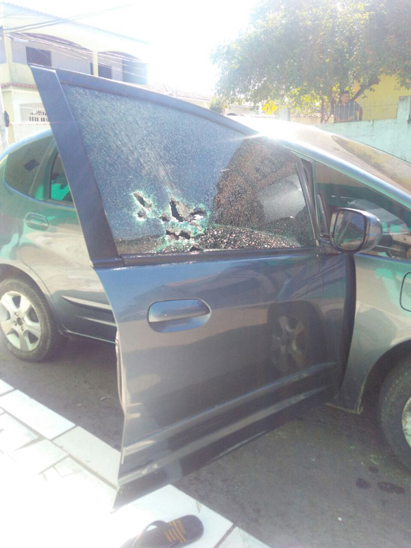 Vários tiros foram disparados na janela do carona (Foto: Jéssica Cardoso/AT)
