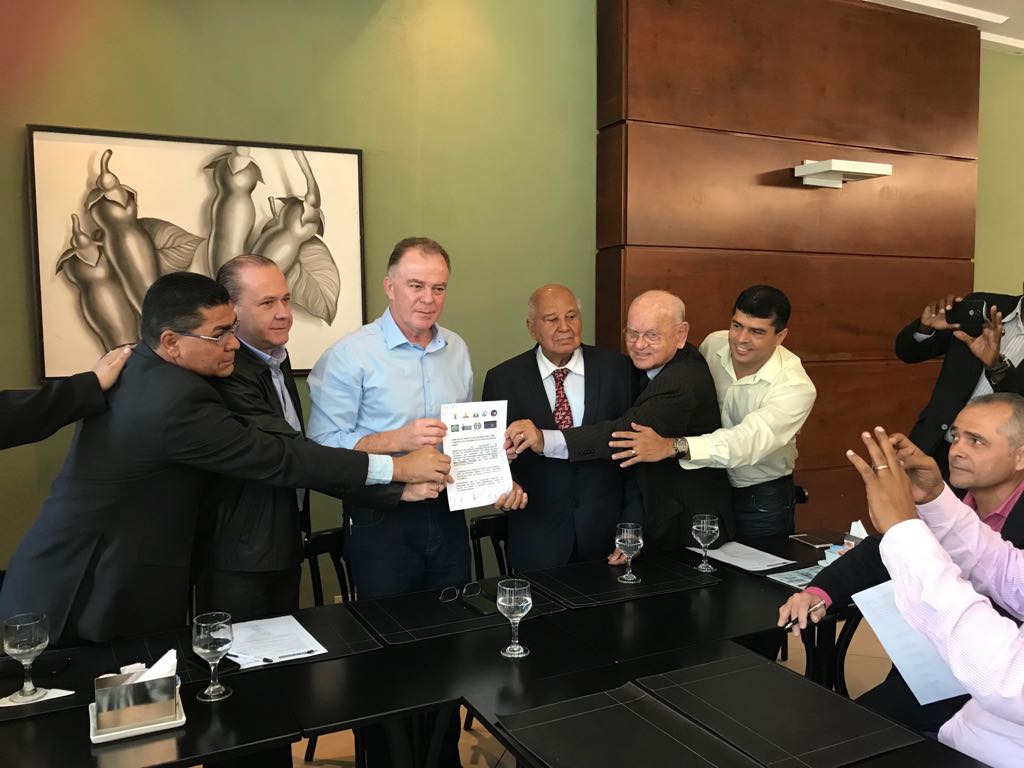 Casagrande mostra petição feita por representantes da igreja evangélica (Foto: Divulgação)