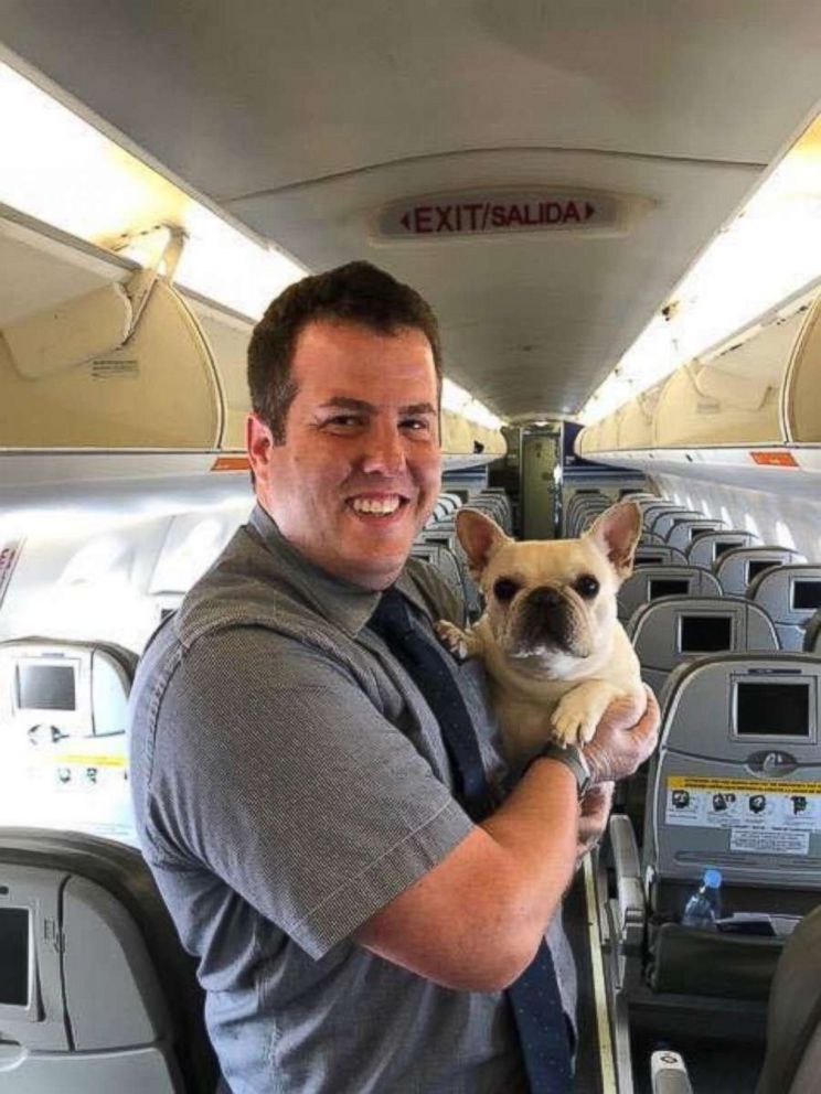 Comissário fez questão de tirar foto com o animal. (Foto: Reprodução)