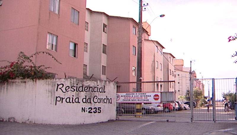 Crime aconteceu no condomínio onde o policial mora (Foto: Reprodução TV Tribuna)