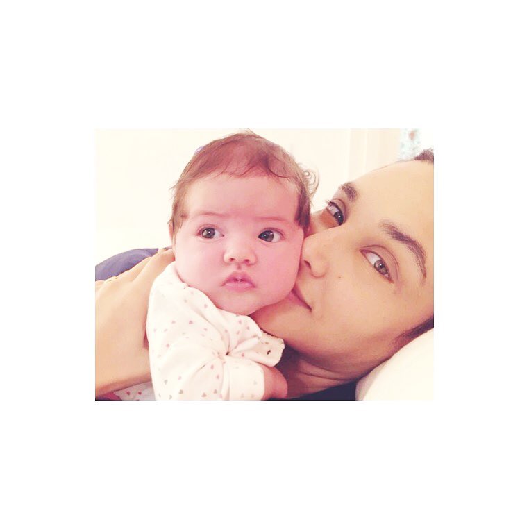 Débora Nascimento e a filha Bella (Foto: Reprodução)