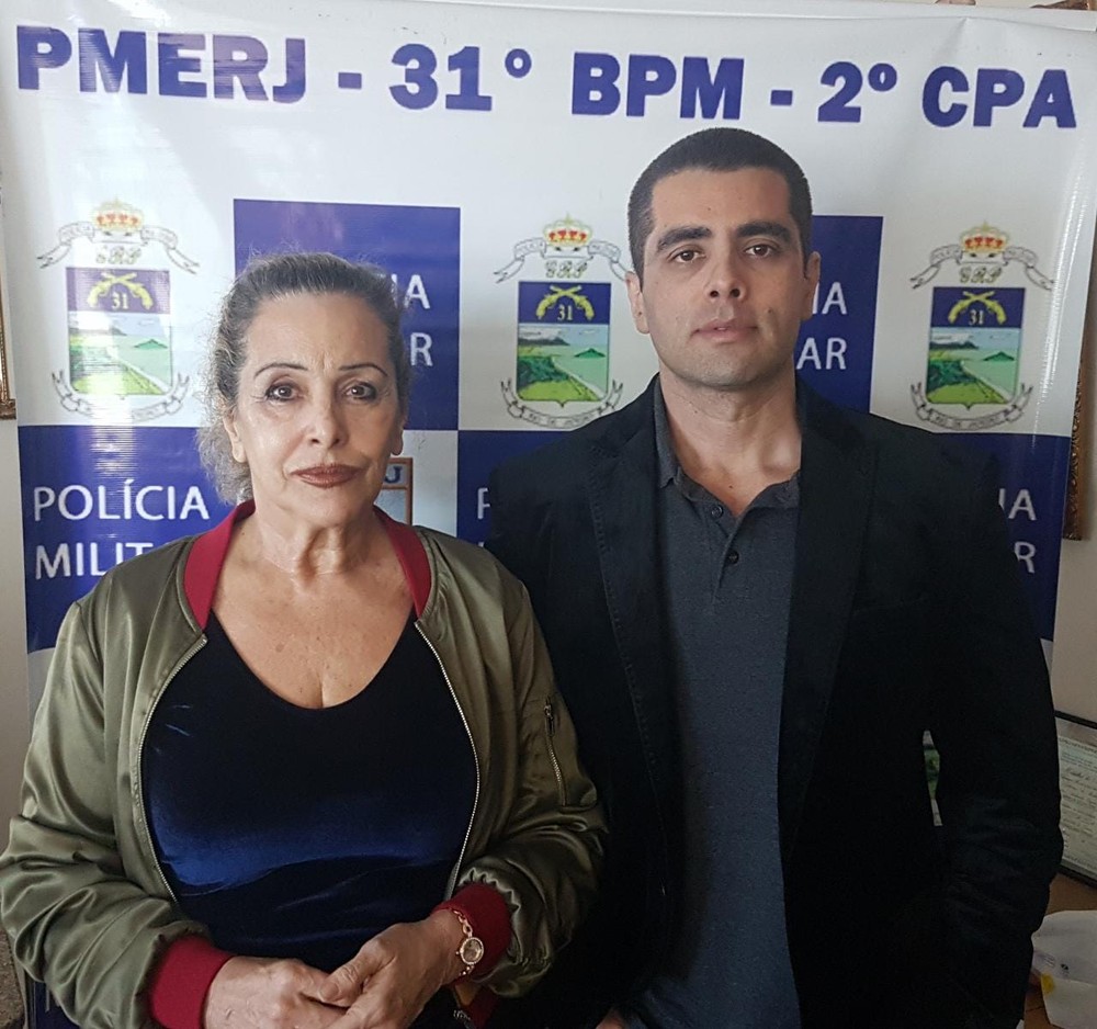 Denis César Furtado, Dr. Bumbum, e a mãe, Maria de Fátima Furtado (Foto: Reprodução/ PMERJ)