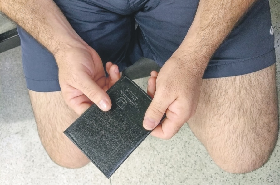 coordenador de manutenção ficou só com o documento do carro. Ele registrou o caso na delegacia da Serra. (Foto: Tais de Hollanda/ AT)