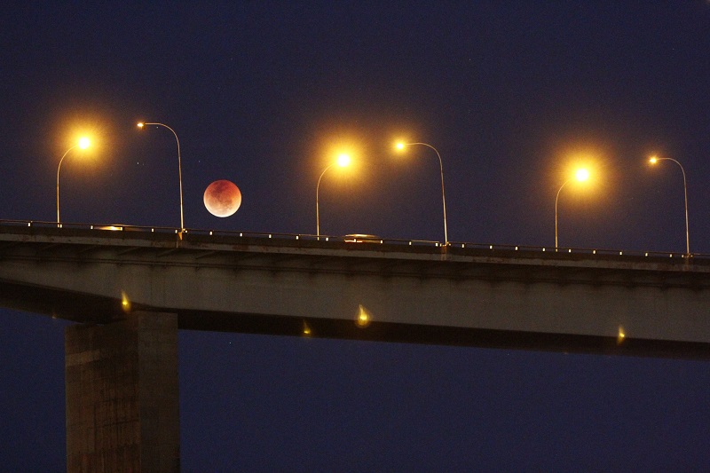 Terceira Ponte e o eclipse ao fundo (Foto: Thiago Coutinho/ AT)