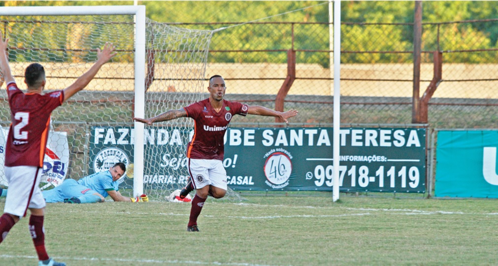 Edinho fez o primeiro gol da Desportiva nos acréscimos do primeiro tempo, de perna canhota, inaugurando o placar contra o Tupy (Foto: Thiago Coutinho/ AT)