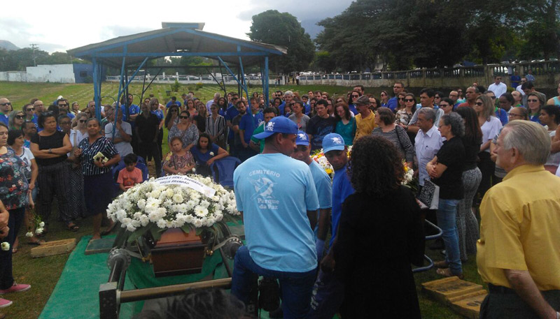 Familiares e amigos prestaram homenagens ao casal morto no acidente (Foto: Jéssica Cardoso/AT)