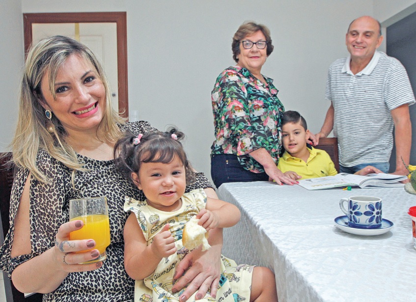 Fernanda com os filhos Yuri e Ana Clara e os pais Maria de Fátima e José Eduardo (Foto: Kadidja Fernandes/ AT)